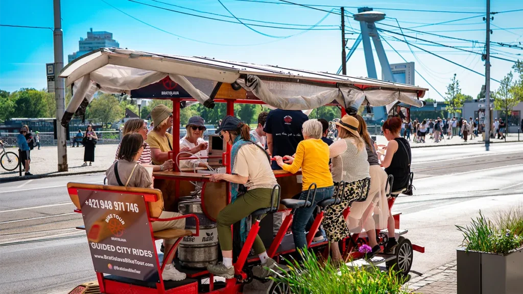 Skupina hostí počas zábavnej jazdy Bratislava Bike Tour ulicami Bratislavy