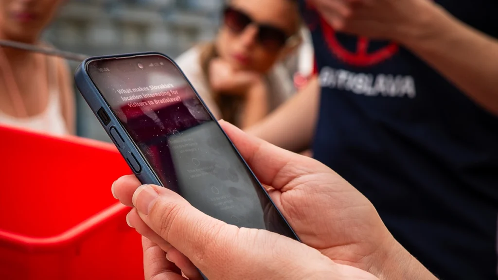 Mobiltelefon mit Quizfrage während Bratislava Bike Tour