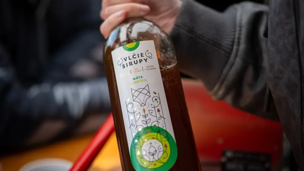 Na palube miešame ovocné limonády z Vlčích sirupov, čapovanej sódy a citrónovej šťavy.