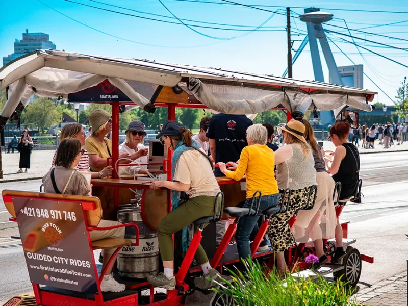 Skupina hostí počas zábavnej jazdy Bratislava Bike Tour ulicami Bratislavy